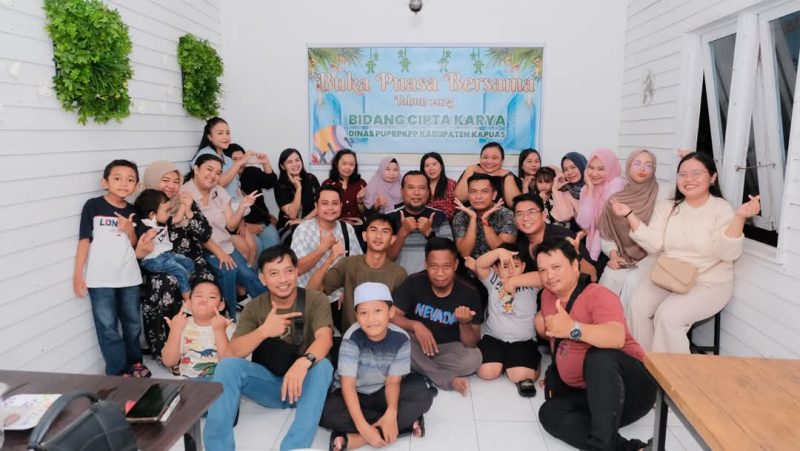 Bidang Cipta Karya Dinas Pekerjaan Umum, Penataan Ruang, Perumahan, Kawasan Permukiman dan Pertanahan (DPUPR-PKPP) Kabupaten Kapuas menggelar acara buka puasa bersama, Kamis (20/3/2025).