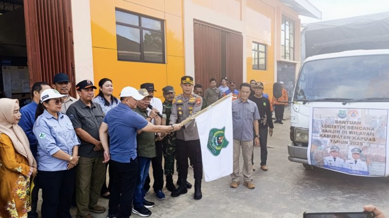 Bupati Kapuas HM Wiyatno didampingi Wabup Dodo, Sekda Kapuas Septedy saat melepas bantuan logistik banjir, Minggu (16/3/2025) sore