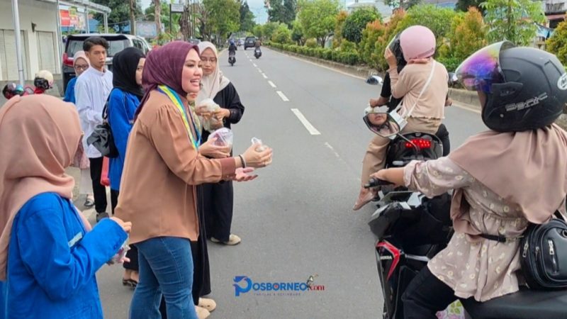Bersama pemuda pemudi, Anggota DPD RI utusan Kalimantan Tengah periode 2024-2029, Siti Aseanti (Sean) turun ke Jalan berbagi takjil di wilayah Kota Kuala Kapuas, Selasa (18/3/2025) sore.