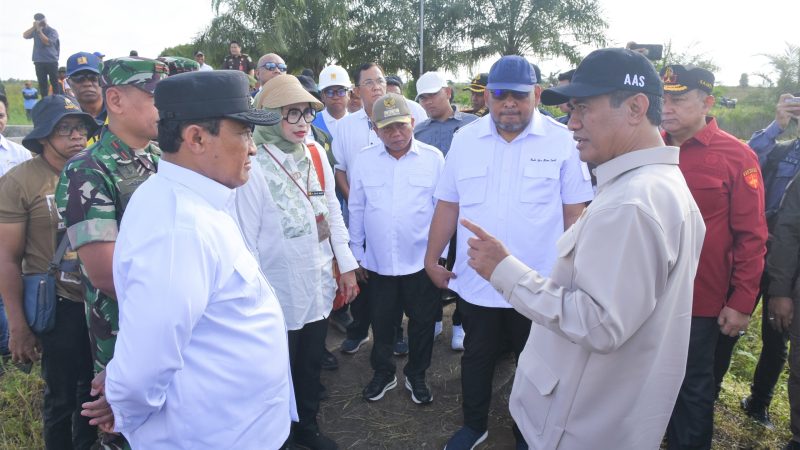 Bupati Kapuas H Muhammad Wiyatno mendampingi kunjungan kerja Menteri Pertanian RI, Andi Amran Sulaiman di lokasi cetak sawah yang berada di Kecamatan Dadahup, Rabu (19/3/2025).