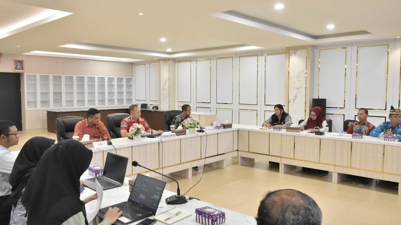 Pemerintah Kabupaten Kapuas mengikuti Rapat Koordinasi (Rakor) pelaksanaan pengawasan peningkatan kualitas perencanaan dan penganggaran Pemerintah Daerah Se-Provinsi Kalimantan Tengah Tahun 2025 yang dipimpin oleh Plt Staff Ahli Gubernur Kalimantan Tengah didampingi Kepala Perwakilan BPKP Kaliamantan Tengah, bertempat di Ruang Rapat Rujab Bupati Kapuas, Kamis (13/2/2025).