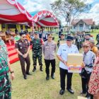 Wakil Bupati Kapuas Dodo saat penyerahan bantuan sosial di momen
penutupan TMMD Imbangan ke-124 Kodim 1011/Kuala Kapuas di Desa Lamunti Permai Kecamatan Mantangai Kapuas, Rabu (4/6/2025). 