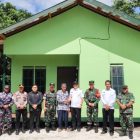 Muhadi (67) bersalaman dengan Wabup Kapuas Dodo, dan berfoto bersama di depan rumah nya yang telah dibedah TNI, saat peninjauan oleh Kapoksahli Pangdam XII/Tanjungpura Brigjen TNI Nursyamsudin, di momen penutupan TMMD Imbangan ke-124 Kodim Kuala Kapuas di Desa Lamunti Permai, Rabu (4/6/2025) 
