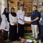 Kepala Diskominfosantik Kabupaten Kapuas, Hartoni U. Sawang, memberikan piagam penghargaan kepada BPS Kapuas yang diterima langsung oleh Kepala BPS Kapuas, bertempat di Ruang Kerja Kadis Kominfosantik Kapuas, Rabu (7/5/2025) 
