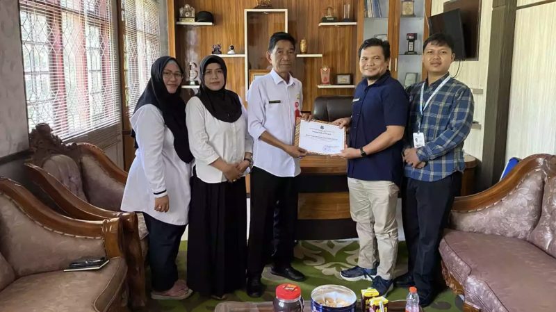Kepala Diskominfosantik Kabupaten Kapuas, Hartoni U. Sawang, memberikan piagam penghargaan kepada BPS Kapuas yang diterima langsung oleh Kepala BPS Kapuas, bertempat di Ruang Kerja Kadis Kominfosantik Kapuas, Rabu (7/5/2025) 
