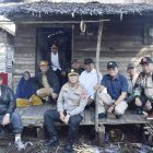 Bupati Kapuas HM Wiyatno saat mendampingi Gubernur Kalimantan Tengah H Agustiar Sabran meninjau salah satu rumah yang mendapatkan bantuan bedah rumah di Desa Simpang Bunga Tanjung, Kecamatan Kapuas Kuala, Kabupaten Kapuas, Rabu (7/5/2025).
