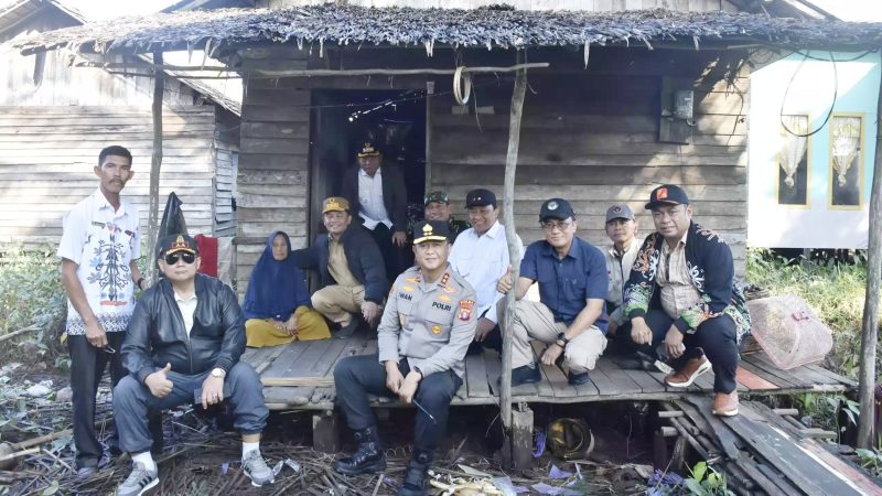 Bupati Kapuas HM Wiyatno saat mendampingi Gubernur Kalimantan Tengah H Agustiar Sabran meninjau salah satu rumah yang mendapatkan bantuan bedah rumah di Desa Simpang Bunga Tanjung, Kecamatan Kapuas Kuala, Kabupaten Kapuas, Rabu (7/5/2025).
