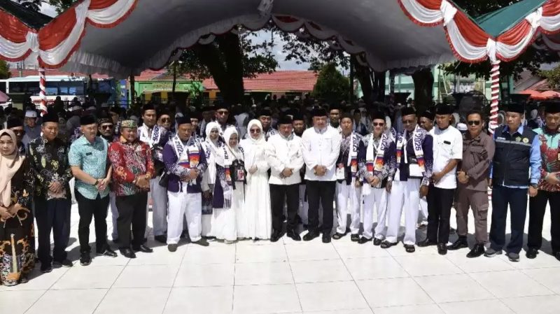 Bupati Kapuas HM Wiyatno didampingi Wakil Bupati Kapuas Dodo saat menghadiri pelepasan rombongan Jamaah Calon Haji Kabupaten Kapuas Musim Haji Tahun 1446 H / 2025 M, Kamis (8/5/2025) di halaman Masjid Agung Al Mukarram Kapuas.