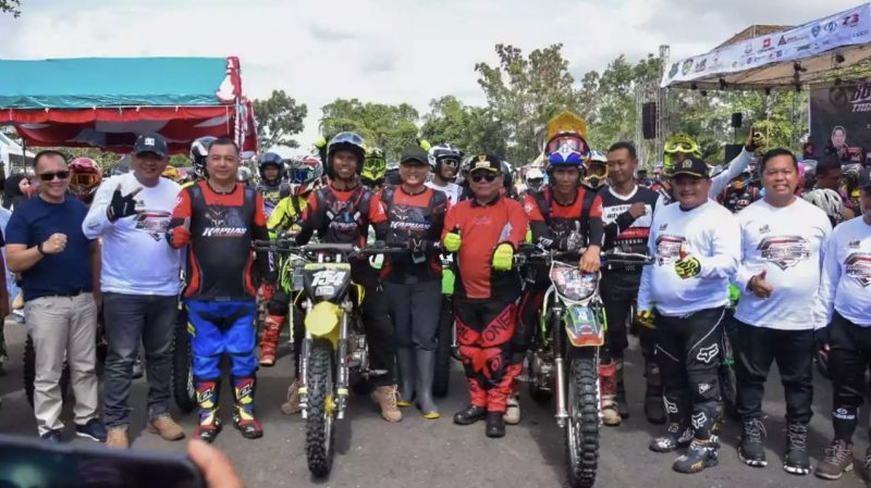 Bupati Kapuas HM Wiyatno, bersama Wakil Bupati Kapuas, Dodo, para riders, pada kegiatan Bupati Kapuas Trail Adventure #3 2025, di Area Gedung GPU Manggatang Tarung Kuala Kapuas, Sabtu (10/5/2025).
