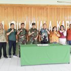 Foto bersama setelah penandatangan kontrak swakelola antara Dinas PUPR Kabupaten Kapuas dan Ketua Tim Pelaksana Swakelola Karya Bakti TNI