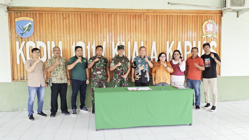 Foto bersama setelah penandatangan kontrak swakelola antara Dinas PUPR Kabupaten Kapuas dan Ketua Tim Pelaksana Swakelola Karya Bakti TNI