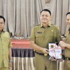 Sekretaris Daerah lama, Septedy, menyerahkan memory jabatan kepada (Pj) Sekretaris Daerah, Usis I Sangkai, di Aula Kantor Bupati Kapuas, Selasa (20/5/2025). 
