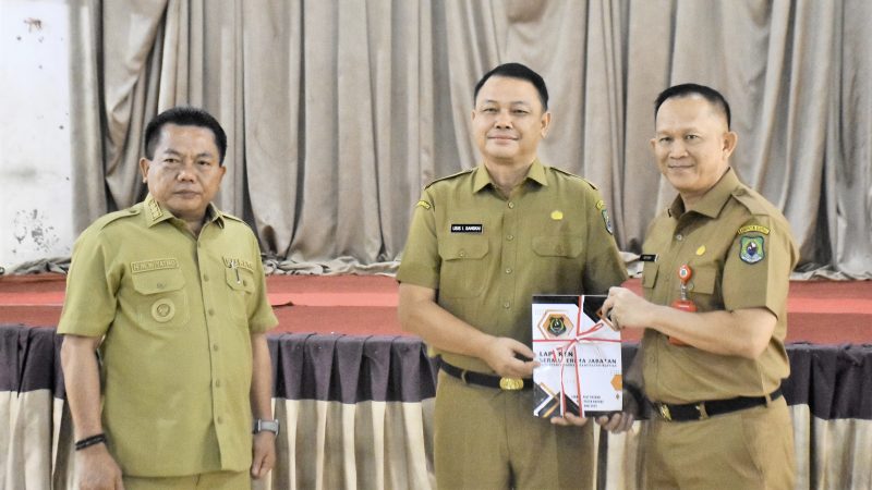 Sekretaris Daerah lama, Septedy, menyerahkan memory jabatan kepada (Pj) Sekretaris Daerah, Usis I Sangkai, di Aula Kantor Bupati Kapuas, Selasa (20/5/2025). 
