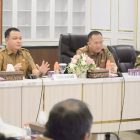 Pemerintah Kabupaten Kapuas menggelar Focus Group Discussion (FGD) percepatan penurunan stunting melalui sanitasi layak dan air minum layak, Selasa (20/5/2025) di Ruang Rapat Rujab Bupati Kapuas.
