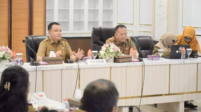 Pemerintah Kabupaten Kapuas menggelar Focus Group Discussion (FGD) percepatan penurunan stunting melalui sanitasi layak dan air minum layak, Selasa (20/5/2025) di Ruang Rapat Rujab Bupati Kapuas.
