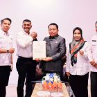 Bupati Kapuas HM Wiyatno, menerima sertifikat hak atas tanah milik Sekolah Rakyat dari Kepala Kantor Wilayah Badan Pertanahan Nasional (BPN) Kabupaten Kapuas, Yuliandi, Rabu (21/5/2025).