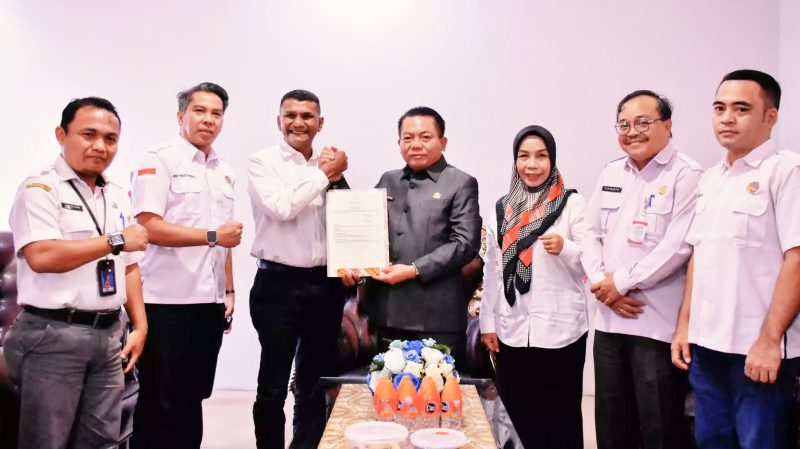 Bupati Kapuas HM Wiyatno, menerima sertifikat hak atas tanah milik Sekolah Rakyat dari Kepala Kantor Wilayah Badan Pertanahan Nasional (BPN) Kabupaten Kapuas, Yuliandi, Rabu (21/5/2025).