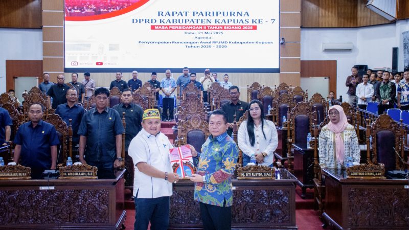 Bupati Kapuas HM Wiyatno saat menyerahkan Rancangan Awal RPJMD Kabupaten Kapuas Tahun 2025-2029 pada Rapat Paripurna ke 7 Masa Persidangan II Tahun Sidang 2025, bertempat di Ruang Rapat Paripurna DPRD Kapuas, Rabu (21/5/2025) malam.
