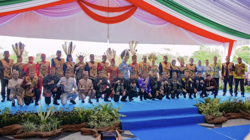 Bupati Kapuas HM Wiyatno saat melakukan foto Bersama pada Upacara Peringatan Hari Jadi ke-68 Provinsi Kalimantan Tengah, yang dipusatkan di Halaman Kantor Gubernur Kalimantan Tengah, Jumat (23/5/2025).
