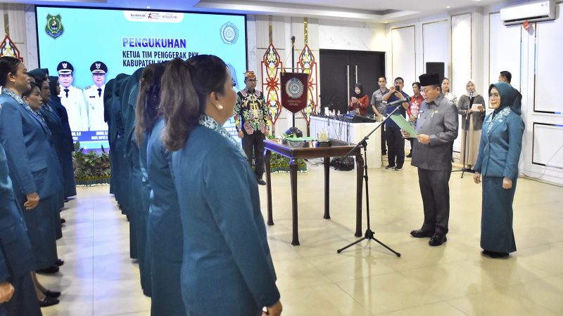 Bupati Kapuas, HM Wiyatno resmi melantik Ketua sekaligus jajaran Tim Penggerak Pemberdayaan dan Kesejahteraan Keluarga (TP PKK) Kabupaten Kapuas, di Ruang Rapat Rumah Jabatan Bupati Kapuas, Sabtu (24/5/2025).
