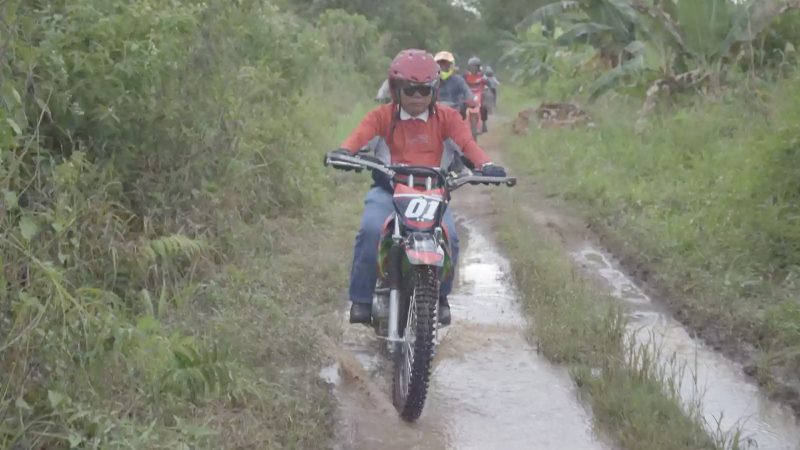 Bupati Kapuas HM Wiyatno bersama Wakil Bupati Kapuas Dodo dan Penjabat (Pj) Sekretaris Daerah Kabupaten Kapuas Usis I Sangkai meninjau kondisi jalan yang ada di Wilayah Kabupaten Kapuas, tepatnya di Kecamatan Basarang dan Kecamatan Selat, Sabtu (24/5/2025).