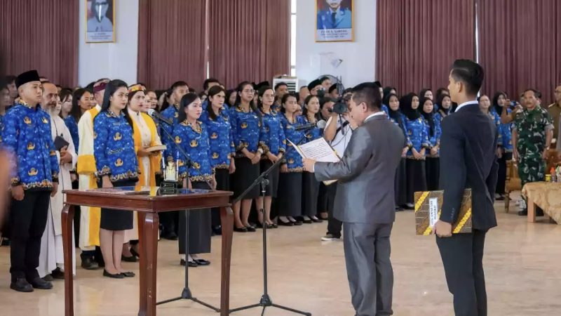 Bupati Kapuas HM Wiyatno saat melantik serta mengambil sumpah/janji jabatan fungsional Pegawai Pemerintah dengan Perjanjian Kerja (PPPK) di lingkungan Pemerintah Kabupaten Kapuas. Bertempat di Aula Rumah Jabatan Bupati Kapuas pada Senin (26/05/2025).
