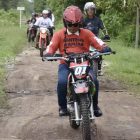 Bupati Kapuas HM Wiyatno didampingi Penjabat (Pj) Sekretaris Daerah Kabupaten Kapuas Usis I Sangkai meninjau kondisi jalan yang ada di Wilayah Kabupaten Kapuas, tepatnya di Kecamatan Basarang dan Kecamatan Kapuas Barat, Minggu (1/6/2025).
