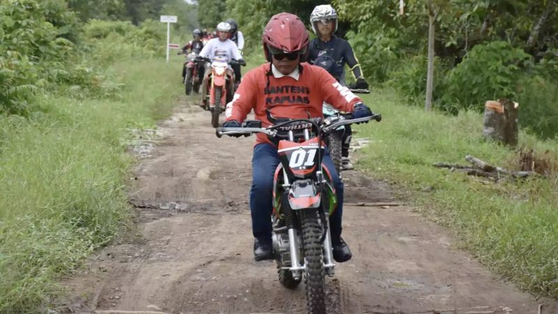 Bupati Kapuas HM Wiyatno didampingi Penjabat (Pj) Sekretaris Daerah Kabupaten Kapuas Usis I Sangkai meninjau kondisi jalan yang ada di Wilayah Kabupaten Kapuas, tepatnya di Kecamatan Basarang dan Kecamatan Kapuas Barat, Minggu (1/6/2025).
