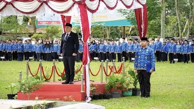 Wakil Bupati Kapuas Dodo saat menjadi Inspektur Upacara Peringatan Hari Lahir Pancasila dan Hari Lingkungan Hidup Sedunia Tahun 2025 yang berlangsung di Halaman Kantor Bupati Kapuas, Senin (2/6/2025).
