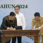Bupati Kapuas, HM Wiyatno bersama Ketua DPRD Kapuas, Ardiansah, saat penandatanganan Berita Acara Serah Terima LHP, di Aula Kantor BPK perwakilan Provinsi Kalimantan Tengah, Palangka Raya, Senin (2/6/2025).
