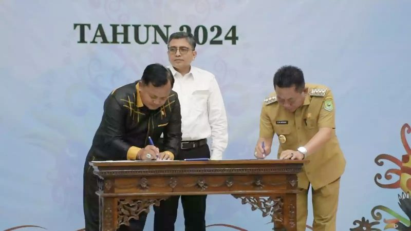 Bupati Kapuas, HM Wiyatno bersama Ketua DPRD Kapuas, Ardiansah, saat penandatanganan Berita Acara Serah Terima LHP, di Aula Kantor BPK perwakilan Provinsi Kalimantan Tengah, Palangka Raya, Senin (2/6/2025).
