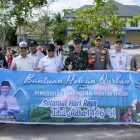 Bupati Kapuas HM Wiyatno saat melakukan foto Bersama pada saat menerima bantuan 40 ekor hewan kurban dari Gubernur dan Wakil Gubernur Kalimantan Tengah, bertempat di halaman Masjid Agung Al Mukarram Amanah, Rabu (4/6/2025).

