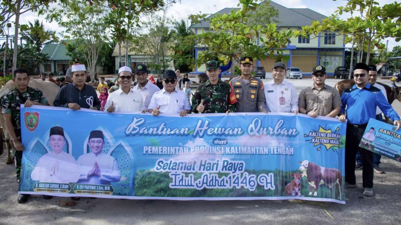Bupati Kapuas HM Wiyatno saat melakukan foto Bersama pada saat menerima bantuan 40 ekor hewan kurban dari Gubernur dan Wakil Gubernur Kalimantan Tengah, bertempat di halaman Masjid Agung Al Mukarram Amanah, Rabu (4/6/2025).
