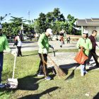 Wakil Bupati Kapuas Dodo, ikut bergotong royong bersihkan sampah plastik, di Kawasan Lapangan Bukit Ngalangkang Kuala Kapuas, Kamis (5/6/2025).

