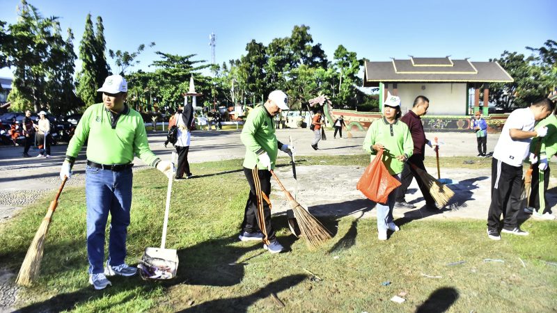 Wakil Bupati Kapuas Dodo, ikut bergotong royong bersihkan sampah plastik, di Kawasan Lapangan Bukit Ngalangkang Kuala Kapuas, Kamis (5/6/2025).
