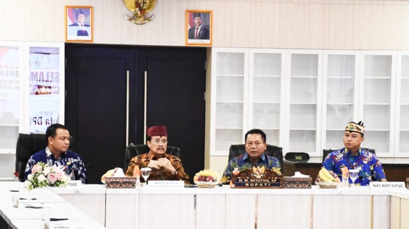 Bupati Kapuas HM Wiyatno didampingi Wakil Bupati Kapuas Dodo dan Penjabat (Pj) Sekretaris Daerah Usis I Sangkai menyambut dan menerima kedatangan Anggota Dewan Perwakilan Daerah Republik Indonesia (DPD RI) asal Kalimantan Tengah Dr Agustin Teras Narang dalam rangka kunjungan Reses ke Kabupaten Kapuas, Kamis (12/6/2025). 
