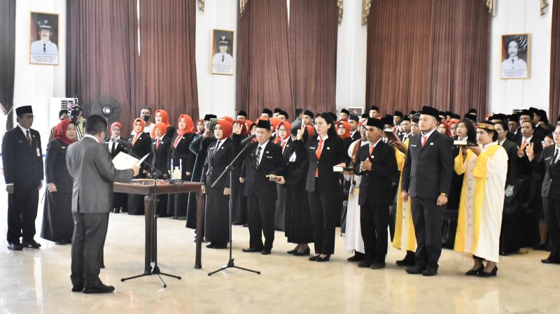 Bupati Kapuas, HM Wiyatno, S.P., secara resmi melantik sebanyak 208 kepala sekolah untuk jenjang Taman Kanak-kanak (TK), Sekolah Dasar (SD), dan Sekolah Menengah Pertama (SMP) se-Kabupaten Kapuas, di Hall Rujab Bupati Kapuas, Kamis (12/6/2025).
