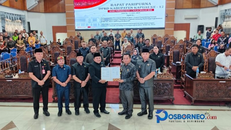 Bupati Kapuas HM Wiyatno didampingi Wakil Bupati Kapuas Dodo menghadiri Rapat Paripurna Ke-12 di Ruang Rapat Paripurna DPRD Kapuas, Jumat (13/6/2025)
