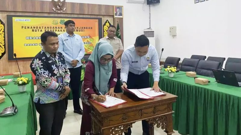 Kepala BKAD Kapuas Hj Marlina teken Perpanjangan Nota Kesepakatan (MuO) dengan Kejaksaan Negeri Kapuas dalam hal penanganan permasalahan hukum di bidang Perdata dan Tata Usaha Negara serta penyelamatan aset milik daerah, Kamis (19/6/2025) di Kantor Kejaksaan Negeri Kapuas.
