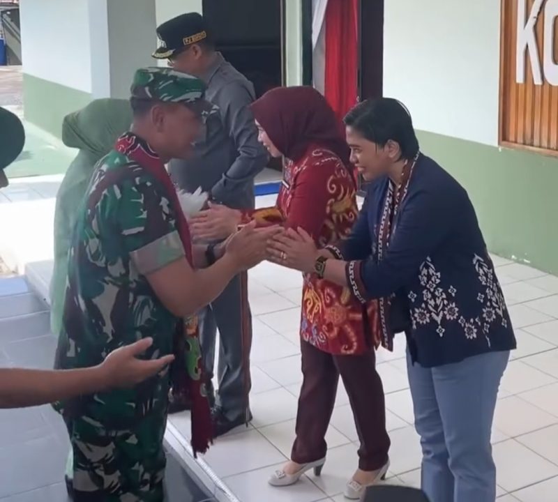 Ketua Komisi III DPRD Kabupaten Kapuas, Yunaningsih, turut menghadiri acara kunjungan kerja perdana Danrem 102/Pjg Brigjen TNI Wimoko, S.E., M.Si ke Makodim 1011/Kuala Kapuas, Jumat (10/1/2025).