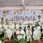 Ketua Komisi III DPRD Kapuas, Yunaningsih (berdiri paling kiri) bersama keluarga di momen Idul Fitri 1446 Hijriah, Senin (31/3/2025).