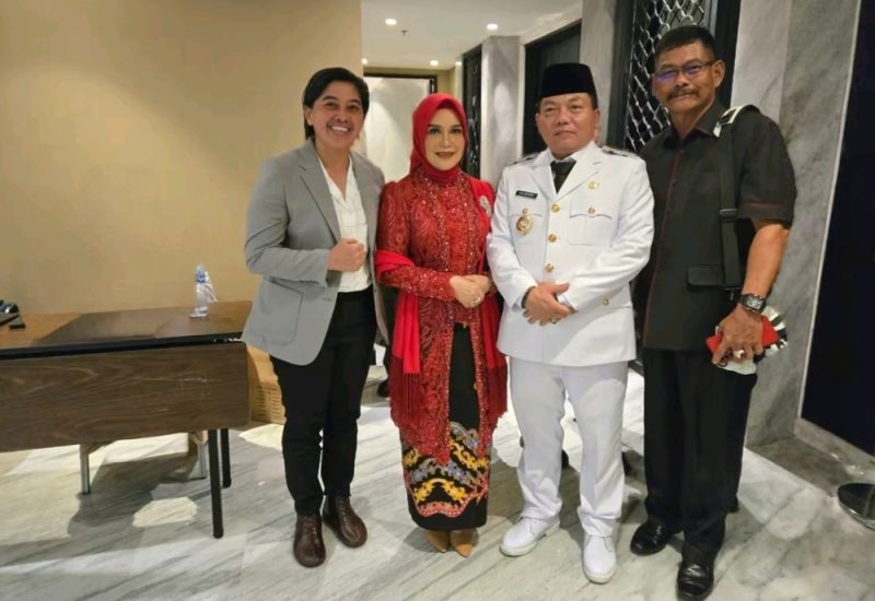Ketua Komisi III DPRD Kapuas, Yunaningsih (Fraksi Partai Gerindra) saat bersama Bupati Kapuas Terpilih, HM Wiyatno didampingi istri, Hj Siti Saniah Wiyatno dan Anggota DPRD Kapuas Thosibae Limin (PDI Perjuangan) 