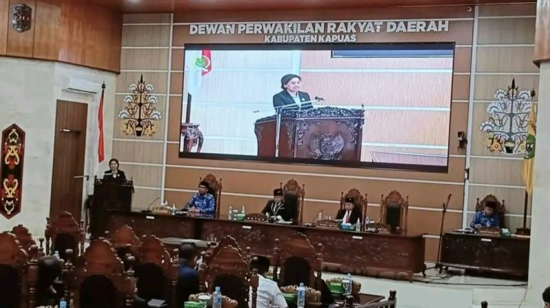 Ketua Komisi III DPRD Kapuas, Yunaningsih (Fraksi Partai Gerindra) di momen Rapat Paripurna DPRD