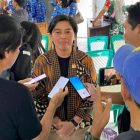 Ketua Komisi III DPRD Kapuas, Yunaningsih (Fraksi Partai Gerindra) saat diwawancarai awak media