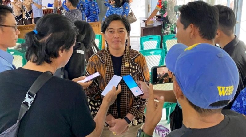 Ketua Komisi III DPRD Kapuas, Yunaningsih (Fraksi Partai Gerindra) saat diwawancarai awak media