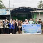 Gabungan Organisasi Pemuda Nahdlatul Ulama Kabupaten Kapuas seperti GP Ansor, Banser, PMII, Fatayat, IPNU dan  IPPNU saat kegiatan berbagi ratusan bubur asyura ke masyarakat, Senin (7/7/2025) sore. 
