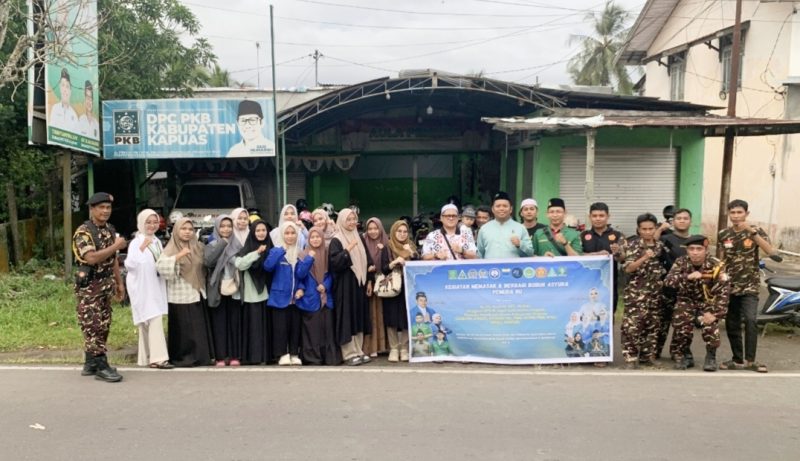 Gabungan Organisasi Pemuda Nahdlatul Ulama Kabupaten Kapuas seperti GP Ansor, Banser, PMII, Fatayat, IPNU dan  IPPNU saat kegiatan berbagi ratusan bubur asyura ke masyarakat, Senin (7/7/2025) sore. 

