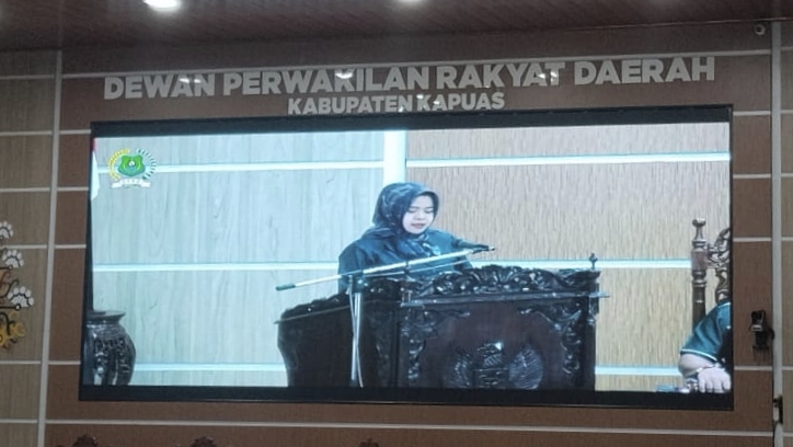 Juru Bicara Fraksi Golkar, Hj Rusyda saat menyampaikan sejumlah catatan saat Rapat Paripurna ke-12 DPRD Kapuas