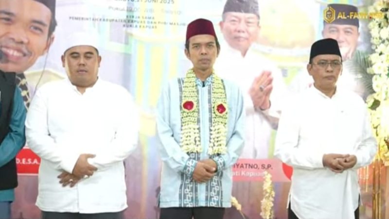 Anggota DPRD Kapuas H Abdullah, SE saat hadiri safari dakwah UAS di Masjid Al Ikhlas Kapuas
