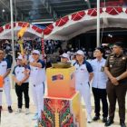 Wabup Kapuas Dodo, bersama Ketua KONI Kapuas, Septedy didampingi juga Ketua Panitia, Ali Surakhman, menerima nyala obor tanda pembukaan Porkab XII Kapuas 2025